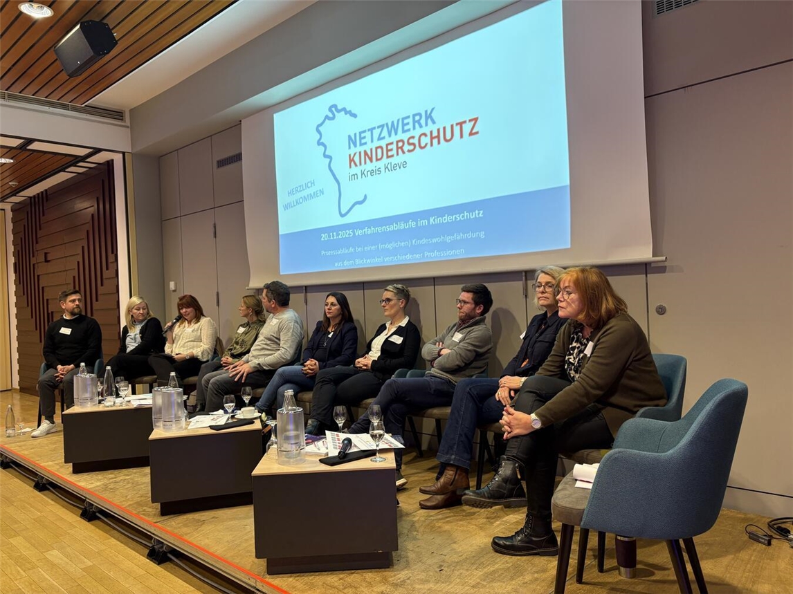 Auf der Fachveranstaltung zum Thema „Kinderschutz“ (v.l.): Daniel Mommen und Kathrin Haupt (Stadt Geldern), Dunja Topic (Kreisjugendamt Kleve), Wencke de Jong und Holger Brauer (Caritasverband Kleve), Georgiana Kratz und Melanie Nelle (Verfahrensbeistände in Familiengerichtsverfahren), Daniela Wolters (Staatsanwaltschaft Kleve), Stefanie Bodden-Bergau und Astrid Klösters (nicht auf dem Bild, Kreispolizeibehörde Kleve). Foto: Netzwerk Kinderschutz