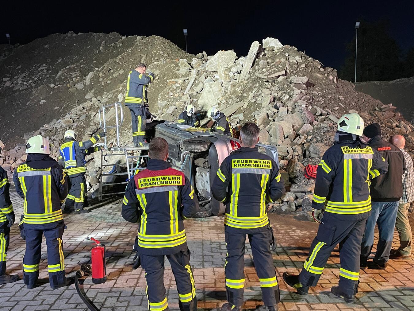 Auf der Flucht vor einem Brand kam es auch noch zu einem Verkehrsunfall – so das Szenario der Feuerwehr-Übung in Kranenburg. Foto: privat