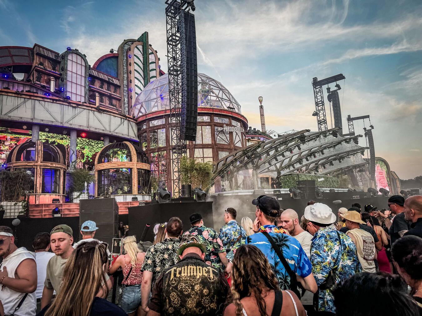 „Eine komplett andere Welt“ Auf der imposanten Mainstage, die in diesem Jahr unter dem Motto „Bill’s Green House“ stand, feierten die Fans zu Steve Aoki, Timmy Trumpet, Armin van Buuren, Robin Schulz und vielen mehr. NN-Fotos: Gerhard Seybert