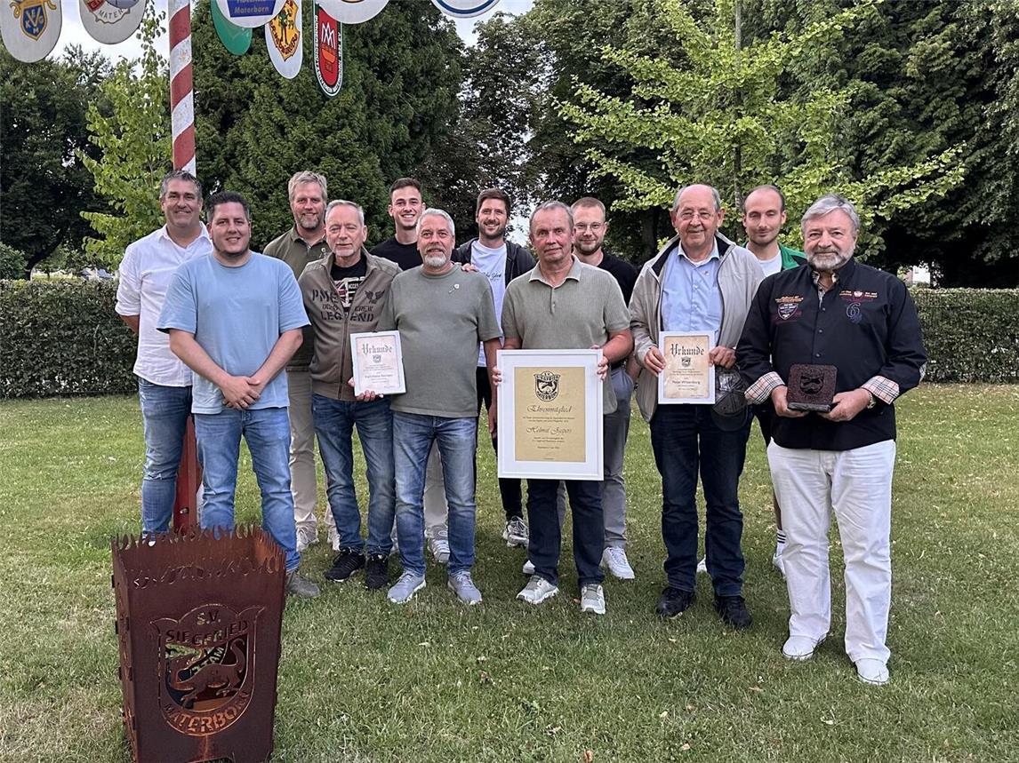 Auf der Jahreshauptversammlung: Stephan Siebers (1. Vorsitzender), Sebastian Cattelaens (neuer 2. Kassierer), Thosten Rintelen (Jubilar), Frank Hannen (Beisitzer), Fabian Richter (neuer Fußballobmann Herren), Karl-Heinz Reintjes (Jubilar), Bastian Schumacher (neuer 1. Geschäftsführer), Helmut Jaspers (neues Ehrenmitglied), Maximilian Pau (neuer 1. Kassierer), Peter Wittenburg (Jubilar), Carsten Michels (neuer Beisitzer), Karl-Heinz Buller (Jubilar; v. l.). Foto: privat