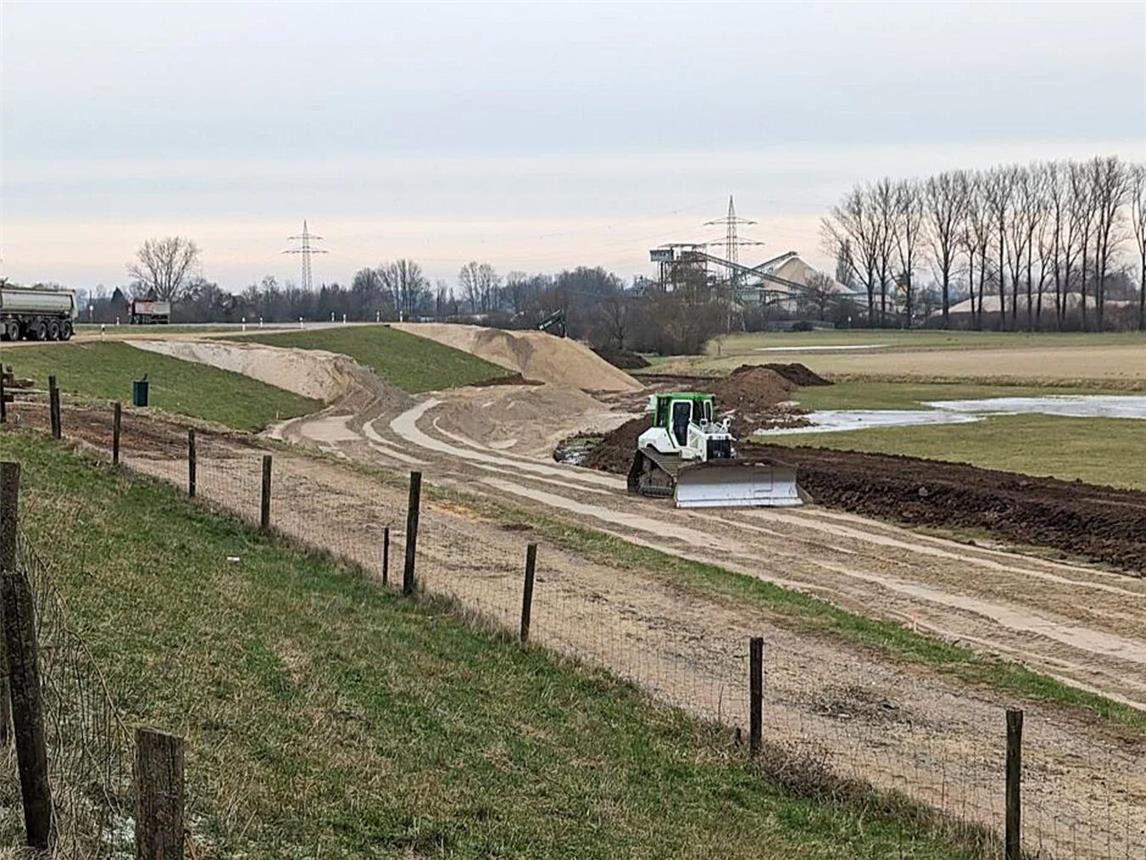 Auf der Landseite wird der Deich bei Haffen derzeit mit einem Sand-Kies-Gemisch verstärkt. Foto: Deichverband Bislich-Landesgrenze