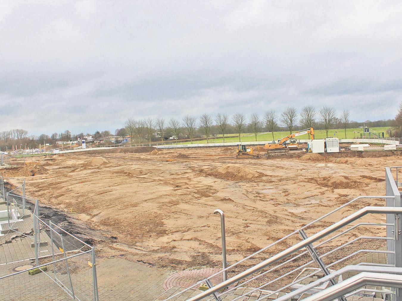 Auf der noch leeren Fläche entsteht in den kommenden Jahren das neue Kombibad.
