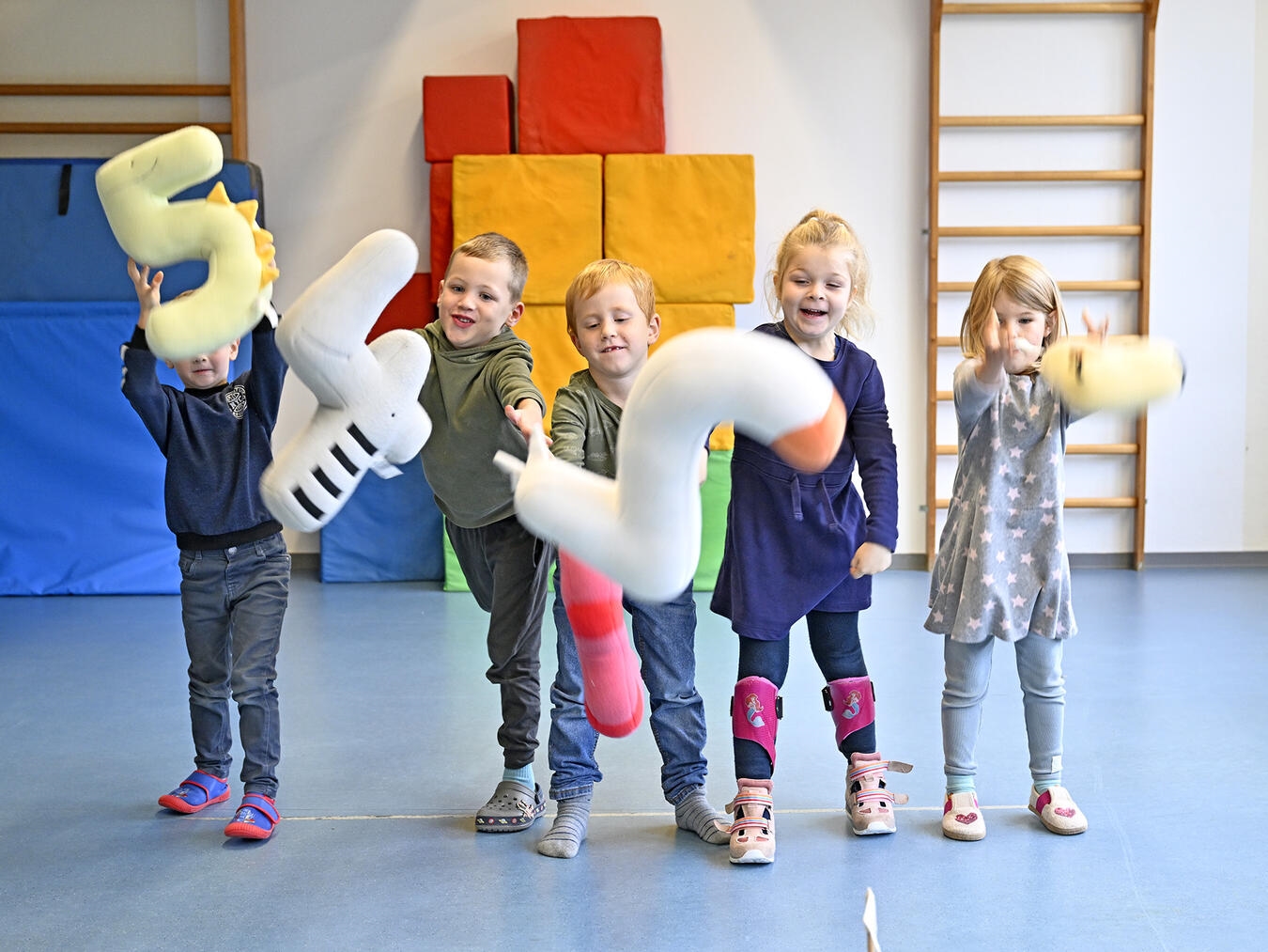 Auf der Reise ins Zahlenland – Mila, Arelie, Lars, Leo und Leon sind mit Feuereifer dabei. Foto: Lebenshilfe im Kreis Kleve / Thomas Momsen.