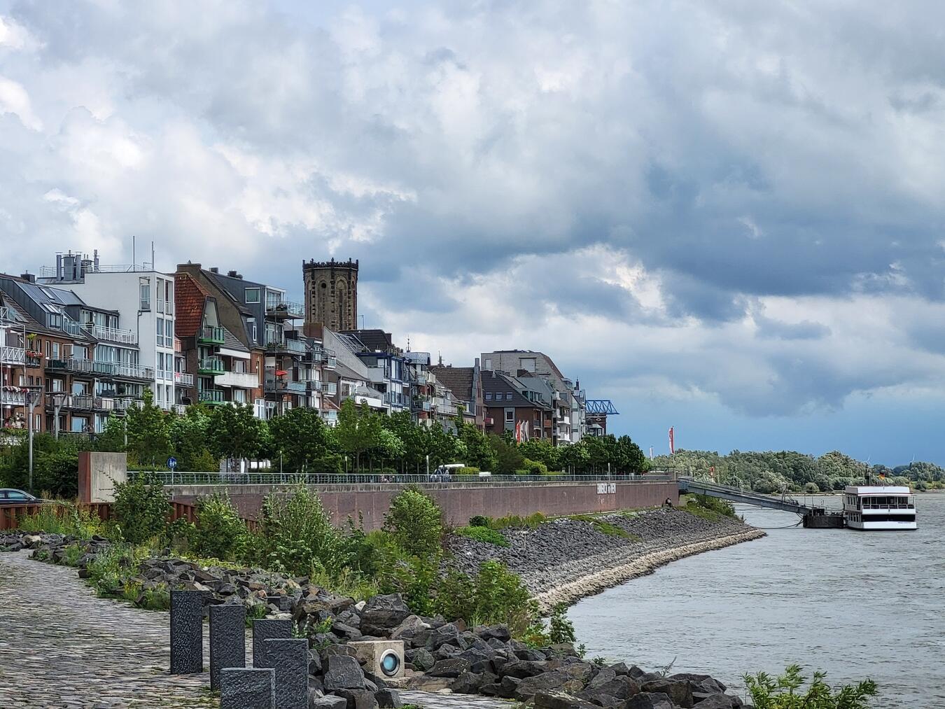 Auf der Rheinpromenade beginnt die Stadtführung in Emmerich. NN-Foto: Michael Bühs