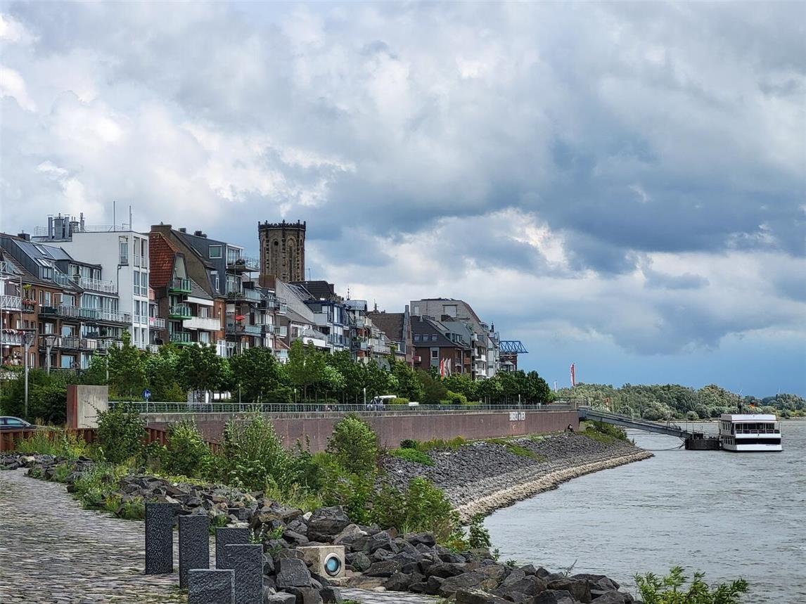Auf der Rheinpromenade beginnt die Stadtführung in Emmerich. NN-Foto: Michael Bühs