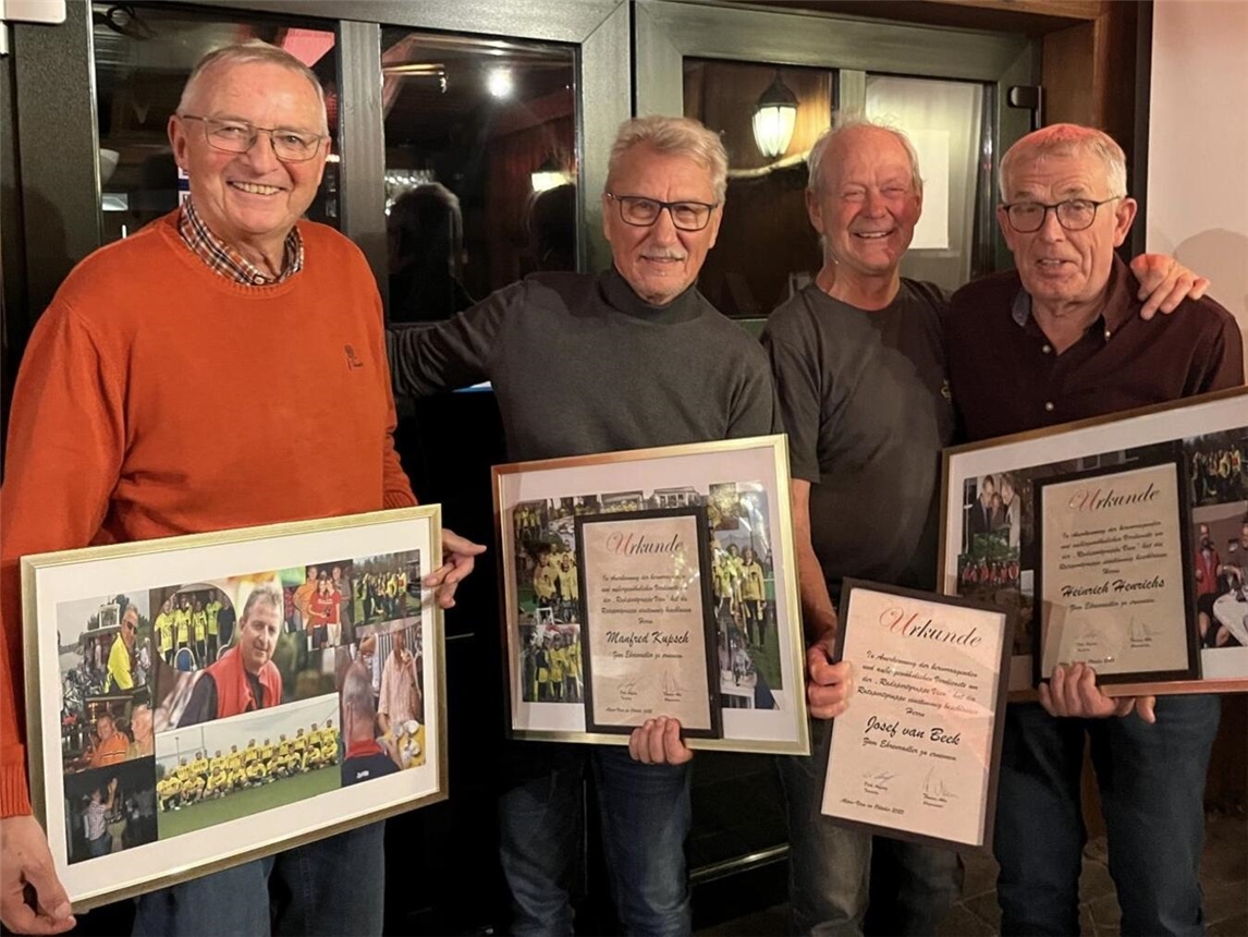 Auf der Saisonabschluss-Feier wurden auch Mitglieder geehrt. Foto: RSG Borussia Veen