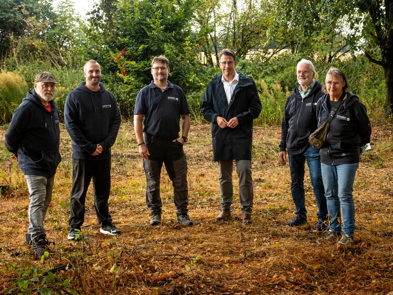 Gruppe auf Streuobstwiese: Rainer Verhülsdonk, Timm Pollmann, Dieter Baumann, René Schneider, Manfred Pollmann, Rita Verhülsdonk.