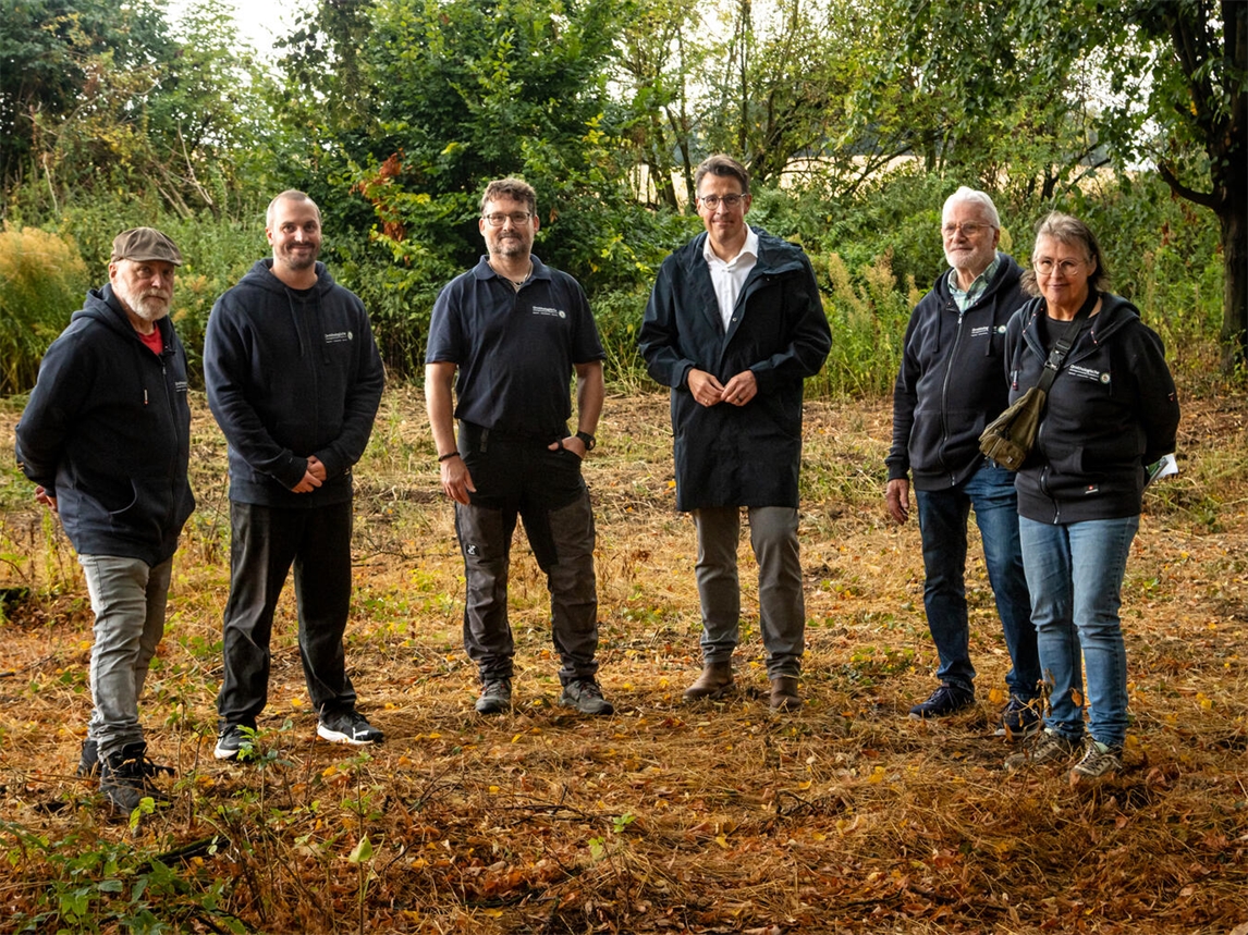 Gruppe auf Streuobstwiese: Rainer Verhülsdonk, Timm Pollmann, Dieter Baumann, René Schneider, Manfred Pollmann, Rita Verhülsdonk.
