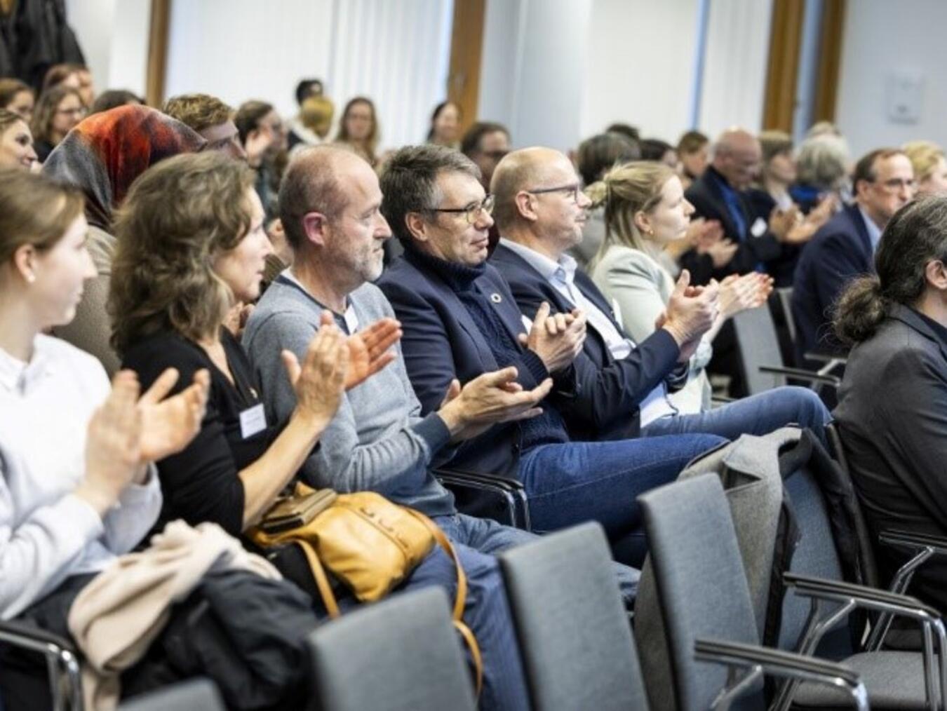 Auf der Tagung wurde die Stadt Kleve durch den Technischen Beigeordneten Christian Bomblat, Fachbereichsleiter Klimaschutz, Umwelt und Nachhaltigkeit Dirk Posdena, Klimaanpassungsmanagerin Merle Gemke sowie Nachhaltigkeitsbeauftragte Pascale van Koeverden vertreten. Foto: Sarah Rauch / LAG 21 NRW 