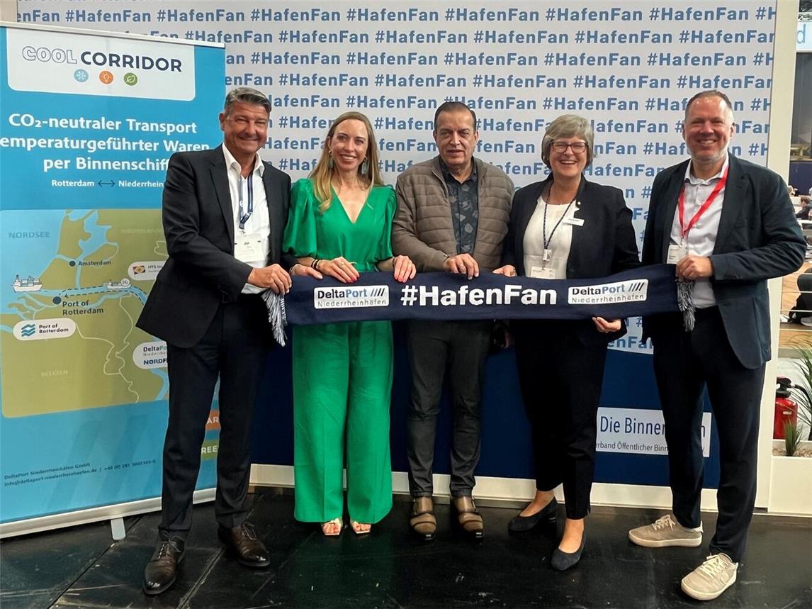 Auf der „Transport Logistic“ in München stellen die Projektteilnehmer das Gemeinschaftsprojekt „Cool Corridor“ vor: (v. l.) Andreas Stolte (DeltaPort Niederrheinhäfen), Hanna Stelzel (Port of Rotterdam), Henk Heuvelman (HTS-Group), Britta Bartels (Nordfrost) und Moderator Gunnar Platz. Foto: DeltaPort Niederrheinhäfen