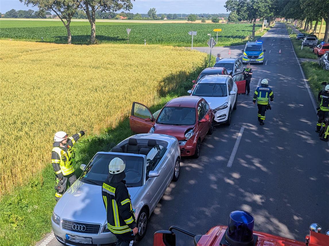 Auf der Uedemer Straße, zwischen den Einmündungen Pfalzdorfer Straße und Pfälzer Straße, war es zu einem Auffahrunfall mit insgesamt fünf beteiligten Fahrzeugen gekommen. Foto: Feuerwehr Bedburg-Hau