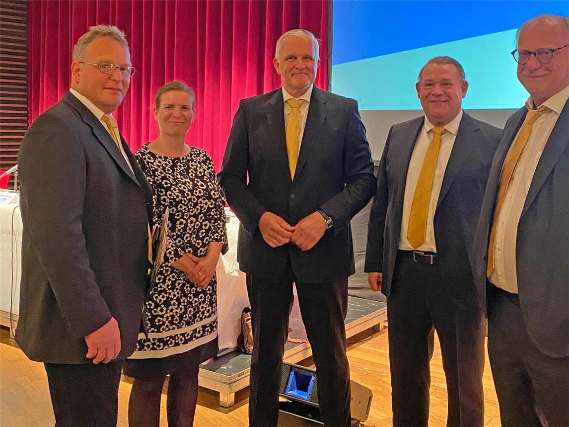 Auf der Vertreterversammlung (v.l.): Bernd Heisterkamp, Dr. Yvonne Peters, Wilhelm Wolters, Frank Ruffing und Dr. Peter Lukassen. Foto: Volksbank Kleverland
