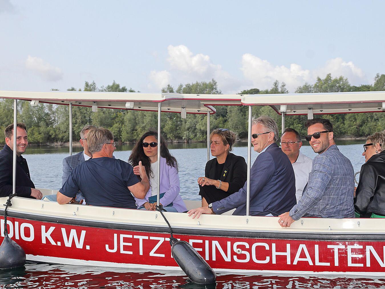 Auf der Xantener Südsee unternahm die Ministerin mit ihrer Delegation eine Bootsfahrt mit der „Elektro-Barkasse „Style-e“. NN-Fotos: Theo Leie