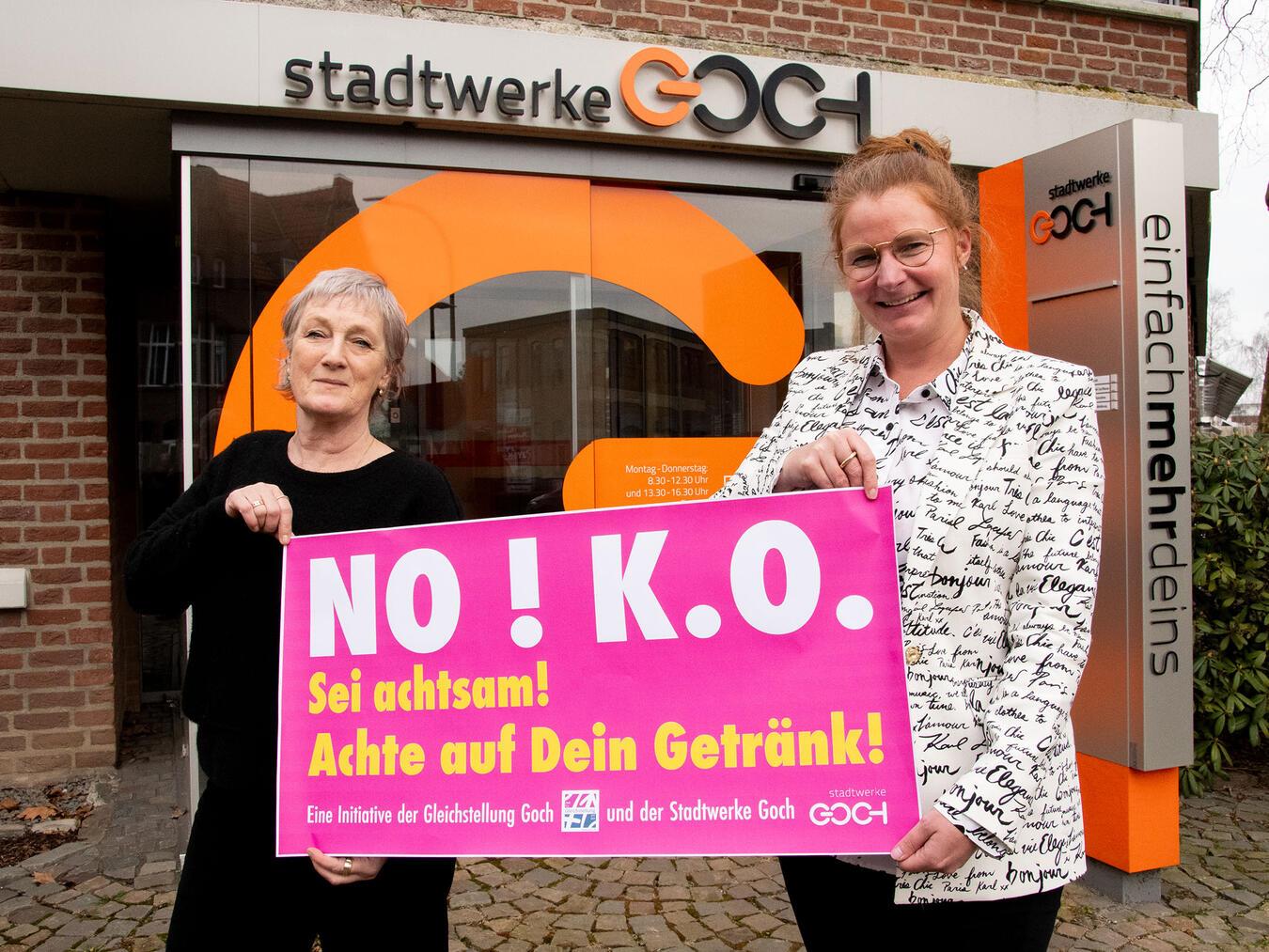 Respekt und Verantwortung in der Karnevalszeit Auf die Gefahren durch K.O.-Tropfen machen Friederike Küsters (l.) und Kristina Derks (Marketing und Kommunikation der Stadtwerke Goch) aufmerksam. Foto: Torsten Matenaers