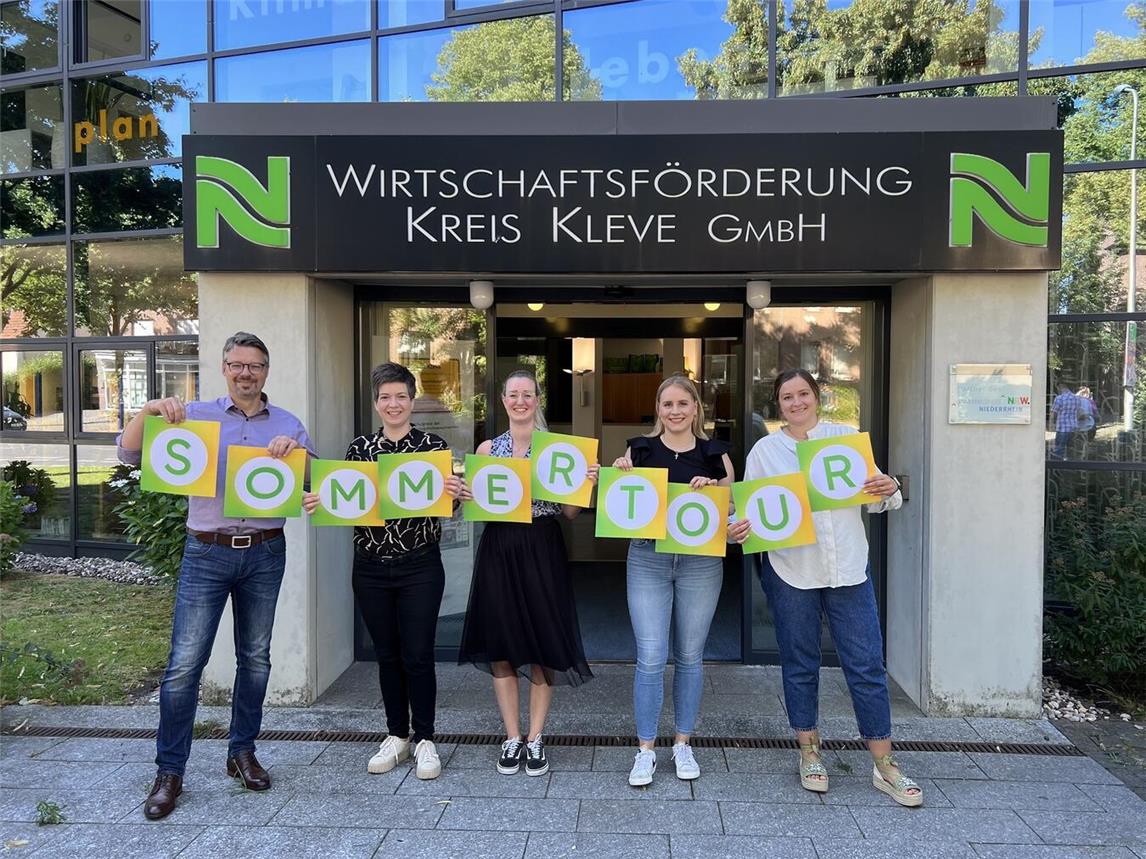 Auf die gemeinsame Sommertour der Kreis Wirtschaftsförderung Kleve mit dem Schwerpunkt Kulinarik freuen sich deren Mitarbeiter. Foto: privat