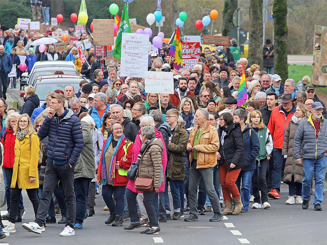 Auf die Straße für die Freiheit: 2.500 Menschen zogen am Samstag durch Rheinberg, um sich klar zu positionieren. NN-Fotos (4): Theo Leie