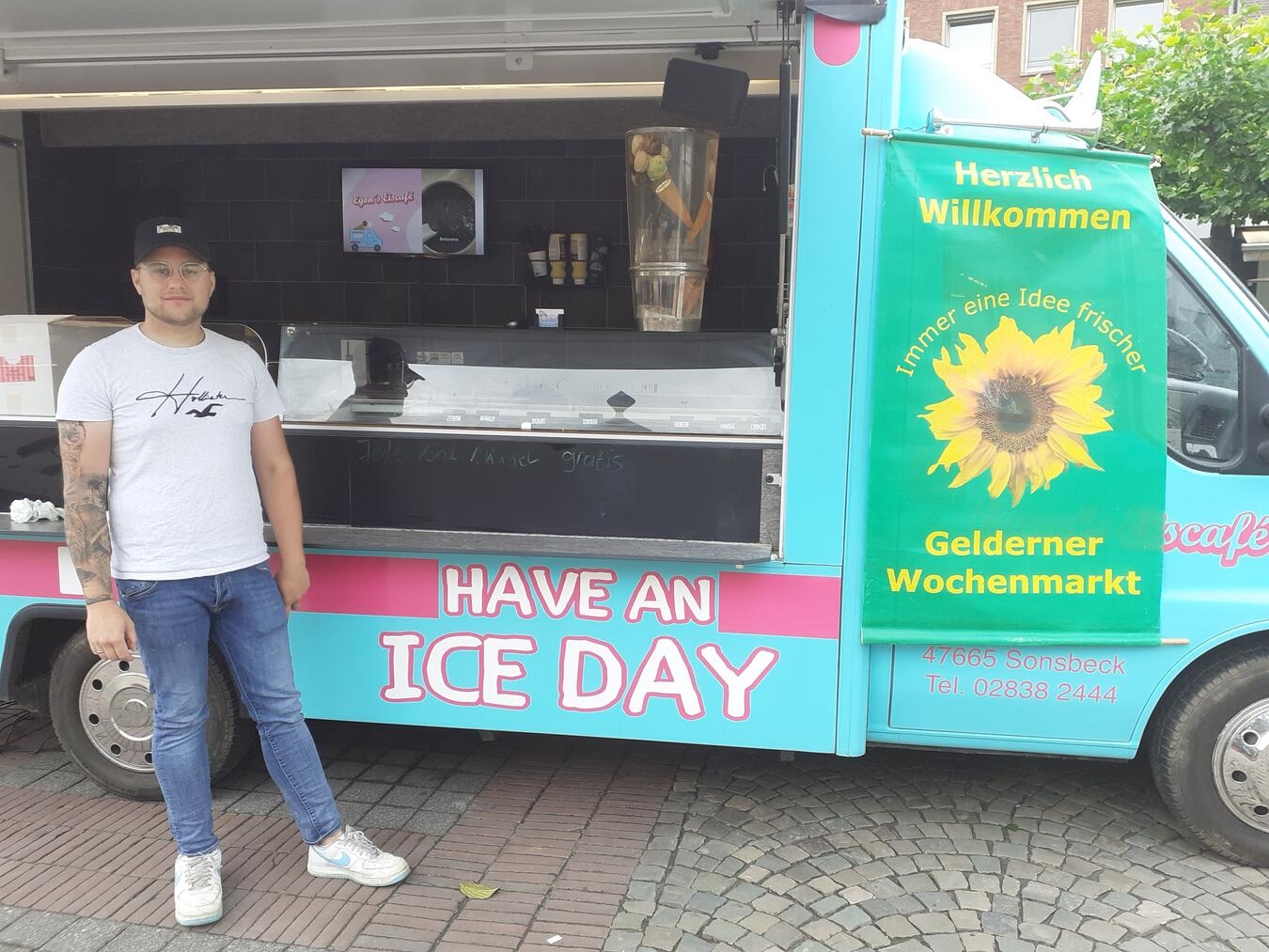 "Fröhliche Kinder genießen Eis auf dem Gelderner Wochenmarkt im Sommer."
