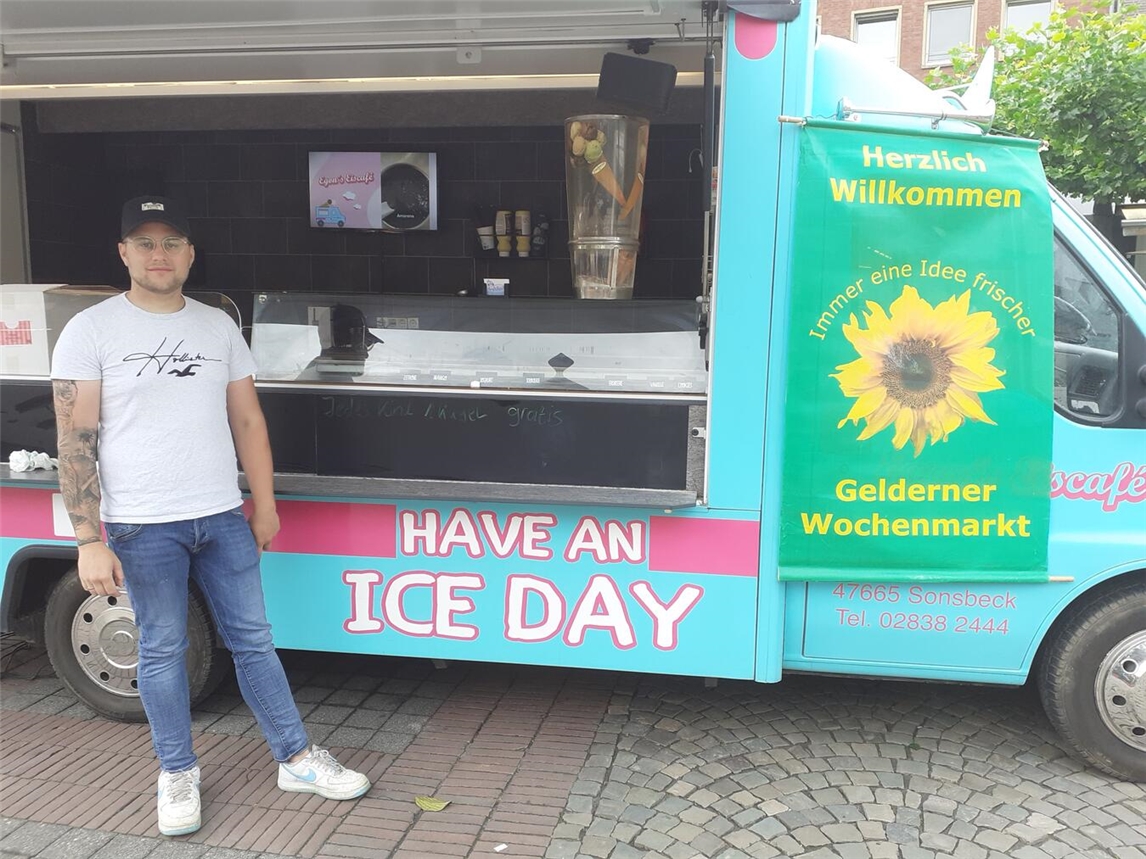 "Fröhliche Kinder genießen Eis auf dem Gelderner Wochenmarkt im Sommer."