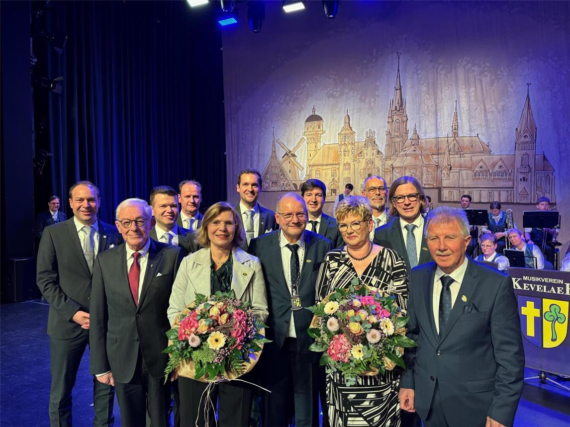 Auf ein erlebnisreiches Festjahr 2025 freuen sich der Kevelaerer Festkettenträger Christian Schick (vorne, 3.v.l.) mit seiner Frau Elisabeth (vorne, 2.v.l.) zusammen mit Adjutant Heinz Litjens (vorne. r.) und seiner Ehefrau Ruth (vorne, 2.v.r.). Zu den ersten Gratulanten gehörten der Ortsvorsteher von Kevelaer-Mitte Peter Hohl (vorne r.), Kevelaers Bürgermeister Dr. Dominik Pichler (hinten, r.) sowie die Mitglieder des Präsidiums der Geselligen Vereine Kevelaer. Foto: Gesellige Vereine