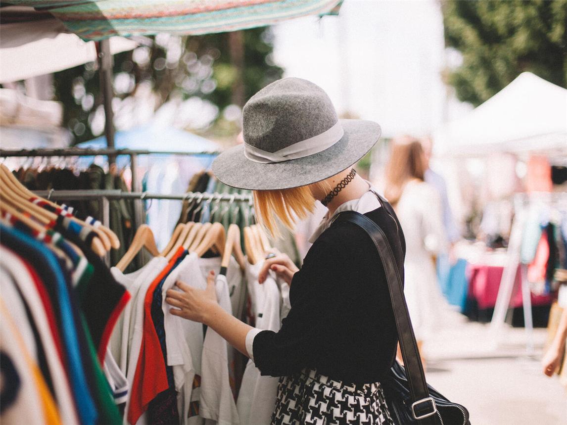 Auf einem keinen Kleider-Flohmarkt können Besucher am 14. Juni stöbern