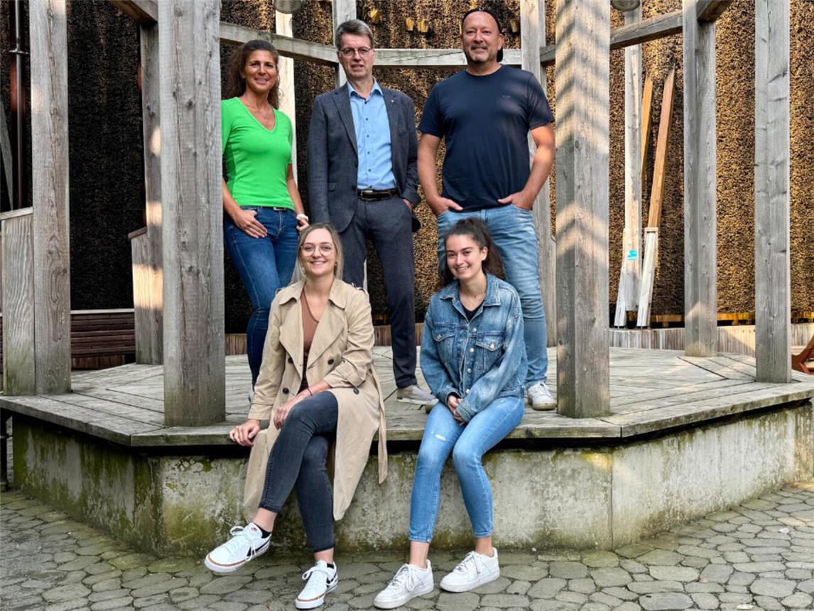 Auf einen entspannten Konzertabend freuen sich, v.l.: Verena Rohde (Wirtschaftsförderin und Leiterin des Kevelaer Marketings), Michael Rütten (Volksbank an der Niers), Marco Launert (Rockschule Hamminkeln), vorne v.l.n.r.: Alina Peters (Kevelaer Marketing), Lara Hahlen (Kevelaer Marketing). Foto: © Wallfahrtsstadt Kevelaer