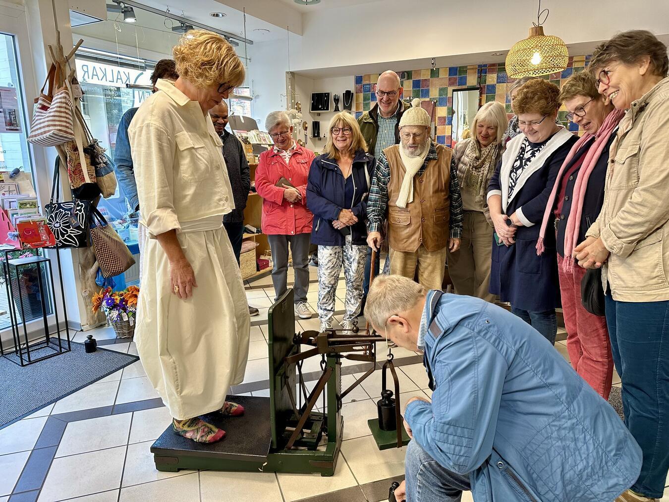 Auf einer nostalgischen Waage wurde Bürgermeisterin Britta Schulz am Donnerstagmorgen gewogen.NN-Foto: SP