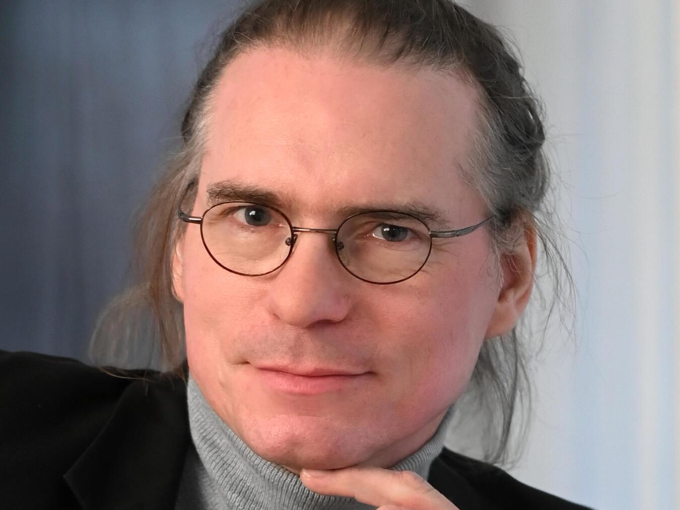 Auf Einladung des Grünen-Bundestagskandidaten Olaf Plotke liest Michael Bay am 16. Januar noch einmal öffentlich aus den Büchern des „Trio Criminale“ vor. Foto: mvo