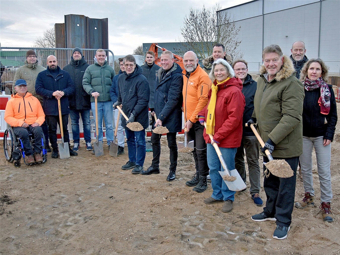 Auf Einladung von Bürgermeister Markus Dahmen trafen sich Vertreter der beteiligten Firmen, aus Politik und Verwaltung zum Spatenstich. NN-Foto: Rüdiger Dehnen
