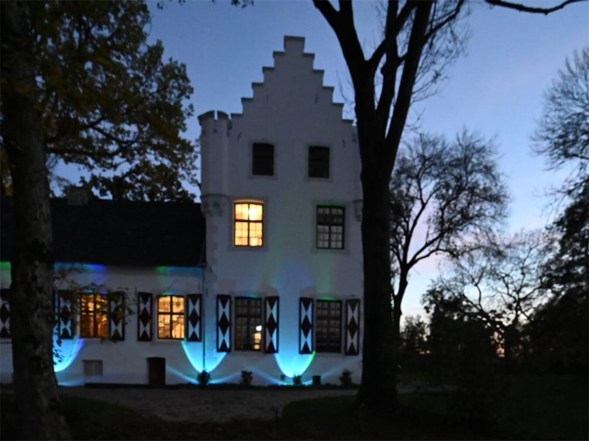 "Festlich beleuchteter Lichtermarkt am historischen Haus Ingenray in Pont, stimmungsvolle Abendaufnahme"