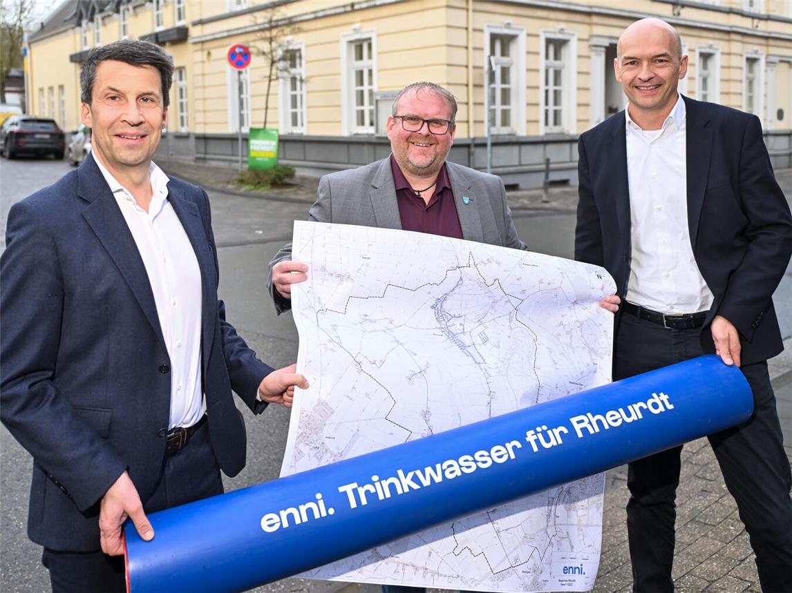 Auf ihre bevorstehende Zusammenarbeit in Rheurdt freuen sich (v.l): Enni-Geschäftsführer Stefan Krämer, Bürgermeister Dirk Ketelaers, Enni-Geschäftsführer Dr. Kai Gerhard Steinbrich. Foto: Norbert Prümen