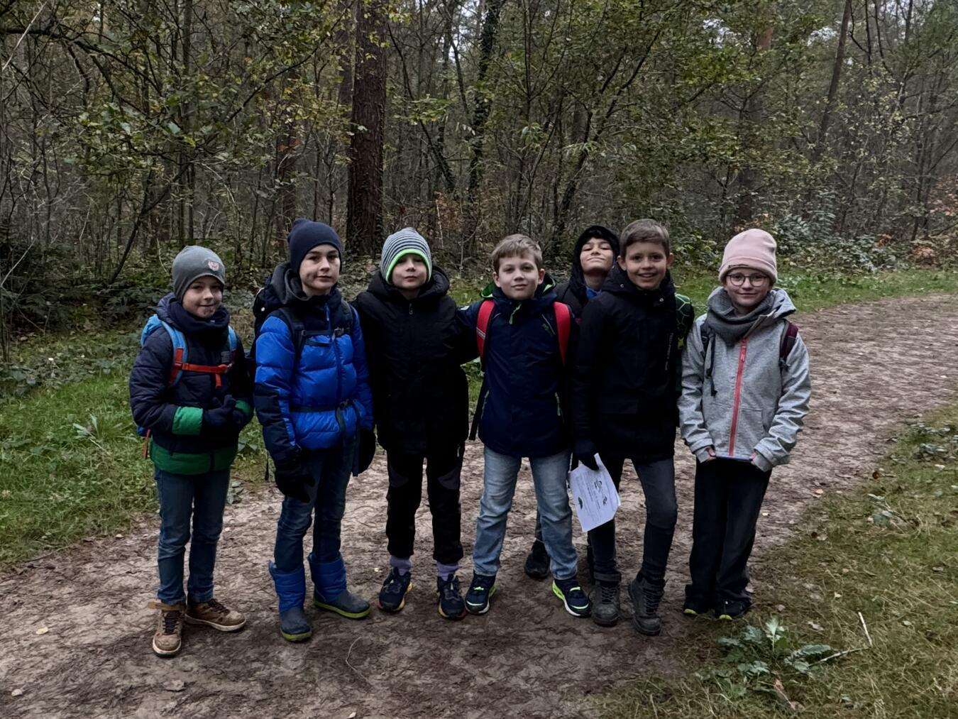 Gelderner Grundschüler entdecken den Walbecker Wald Auf ihrer Exkursion durch den Wald lernten die Grundschüler viel Neues. Foto: Stadt Geldern/ Gossens