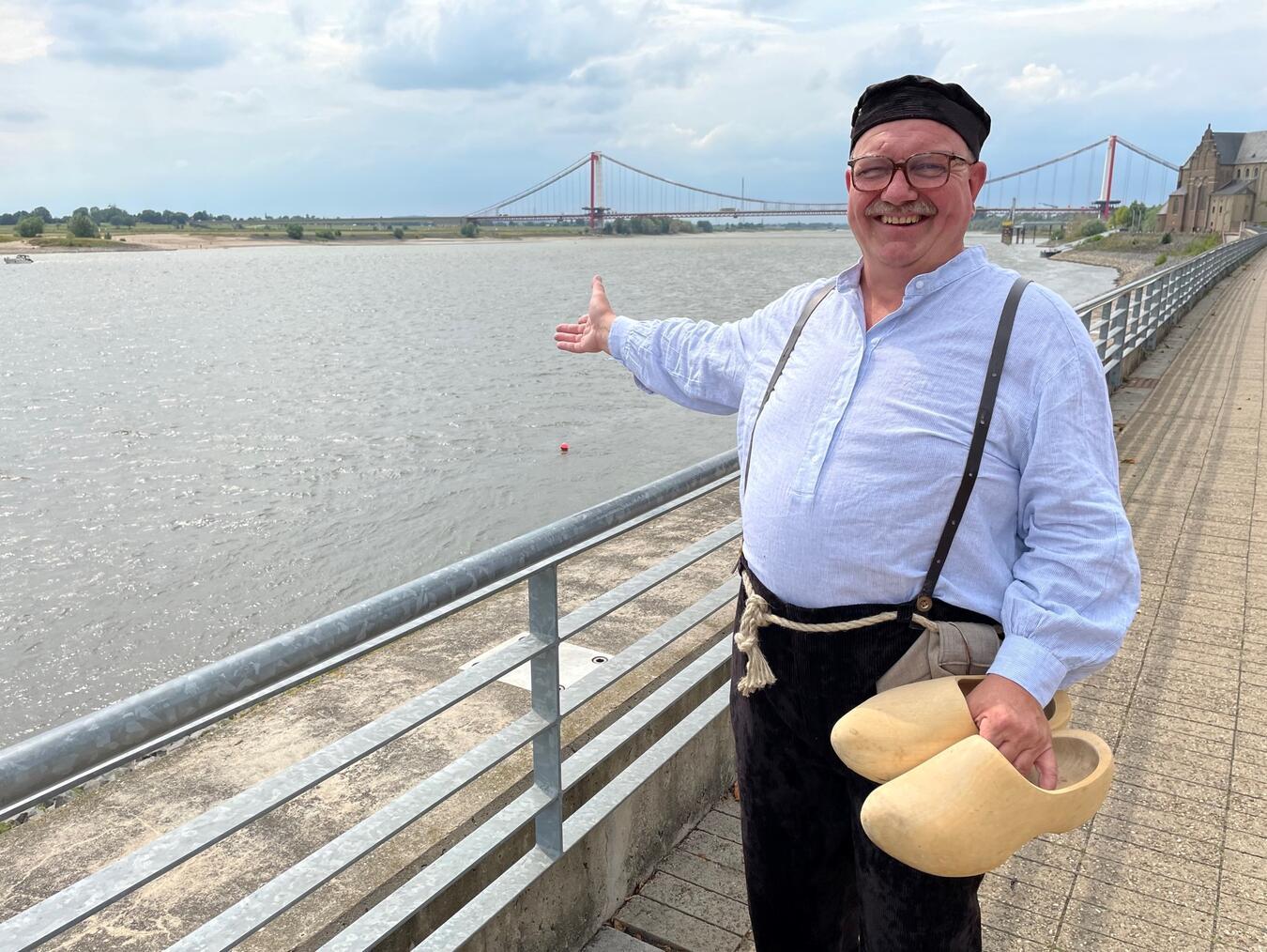 Auf Klompen ist Gästeführer Gert mit den Teilnehmern unterwegs durch Emmerich. Foto: WfG Emmerich