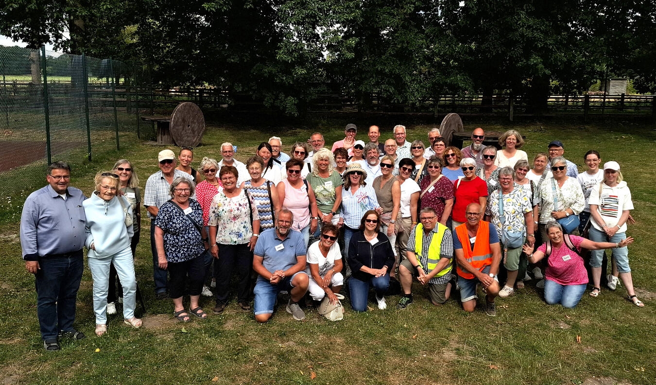 "Chorgemeinschaft auf Niederrhein-Tour mit Partnern, Gruppenfoto bei sonnigem Wetter"