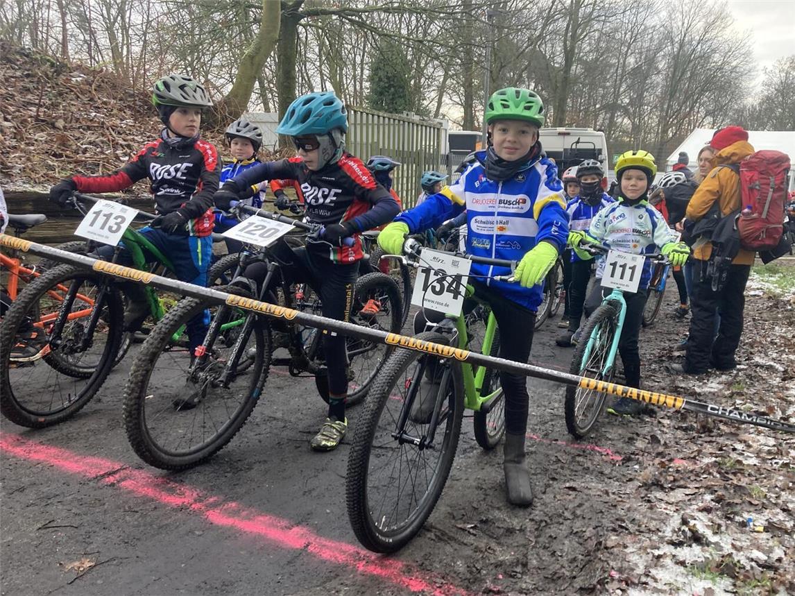 Auf Rang acht in einer starken Konkurrenz fuhr Konrad Schürmann (Nummer 134) in Bocholt; Lars Kersten (Nummer 111) landete auf Platz 17. Foto: privat