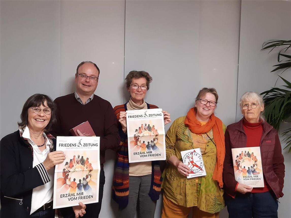 Auf rege Teilnahme an den Friedensgottesdiensten hoffen (v.l.) Hiltrud Schoonhoven, Pfarrer Thorsten Hendricks, Prädikantin Uta Rode, Beate Ihle-Fischer und Ria Makein. Foto: Evangelische/katholische Kirche