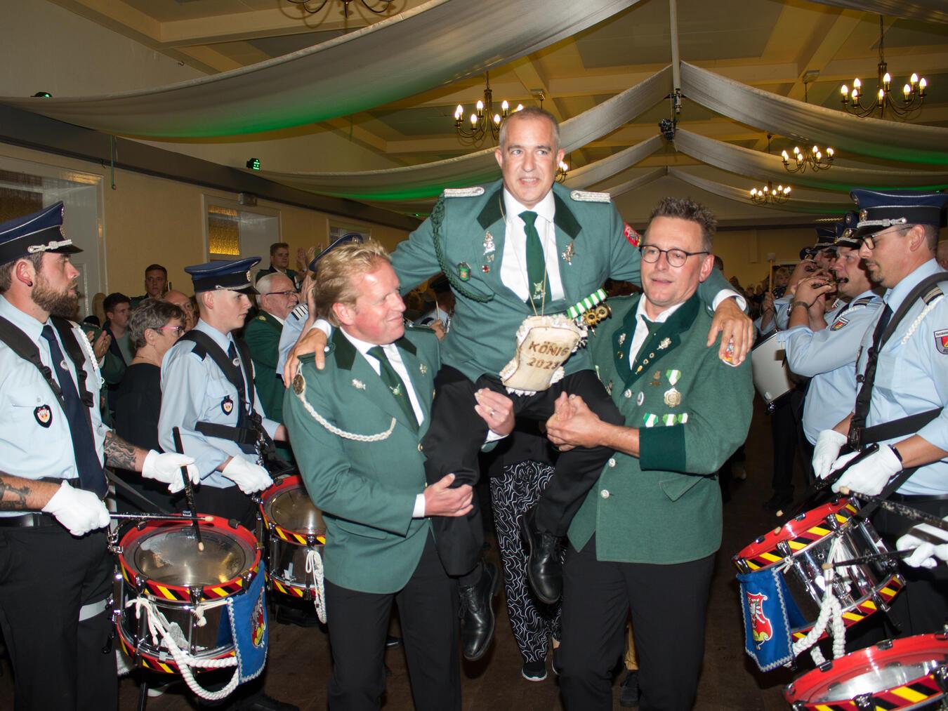 Auf Schultern getragen: Eltens Schützenkönig Willy van Rijn zieht in den Festsaal ein. Nun wird sein Nachfolger gesucht. Foto: Temmen