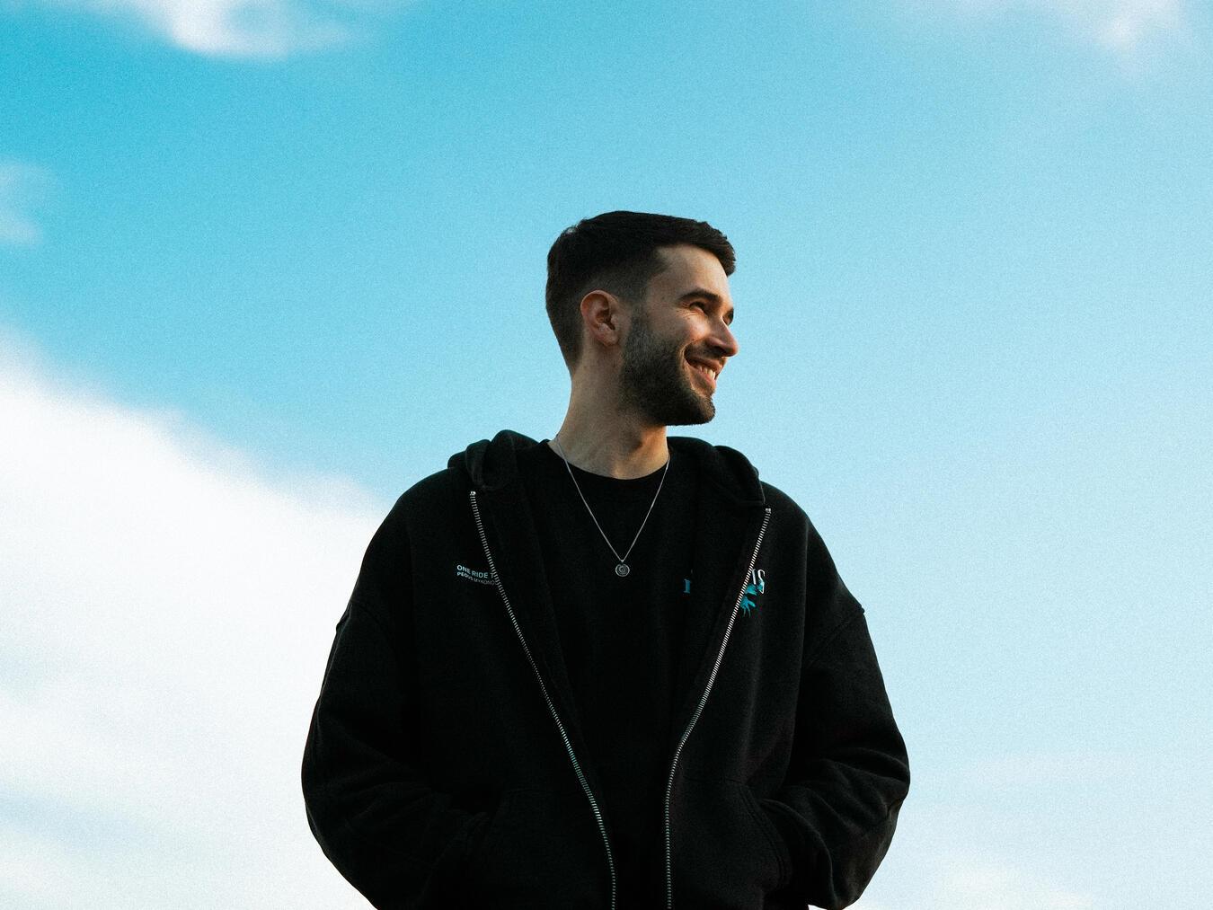 Auf seiner Doppelpunktklammerzu :) Tour 2025 macht Enkay am 12. April Station in Köln. Foto: Lukas Stock