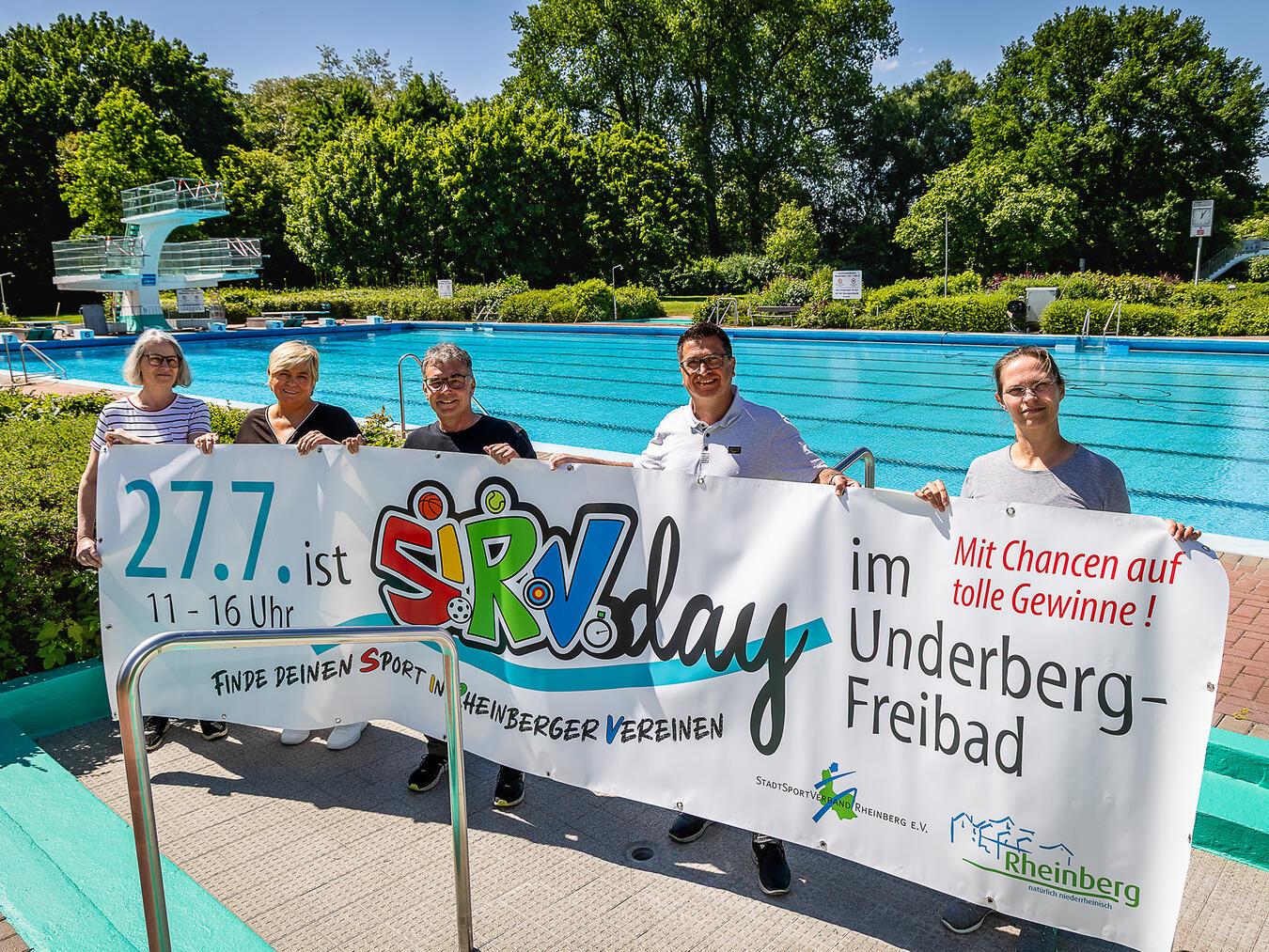 Auf weitere Anmeldungen zum SiRV-day freuen sich: Andrea Kabs-Schlusen (Sparkasse am Niederrhein), Helga Karl (Fachbereichsleiterin Schule-Sport-Kultur, Stadt Rheinberg), Bürgermeister Dietmar Heyde, Frank Tatzel (Vorsitzender Stadtsportverband Rheinberg) und Stefanie Kaleita (stellvertretende Fachbereichsleiterin Schule-Sport-Kultur, Stadt Rheinberg; v.l.) Foto: Peter Meulmann