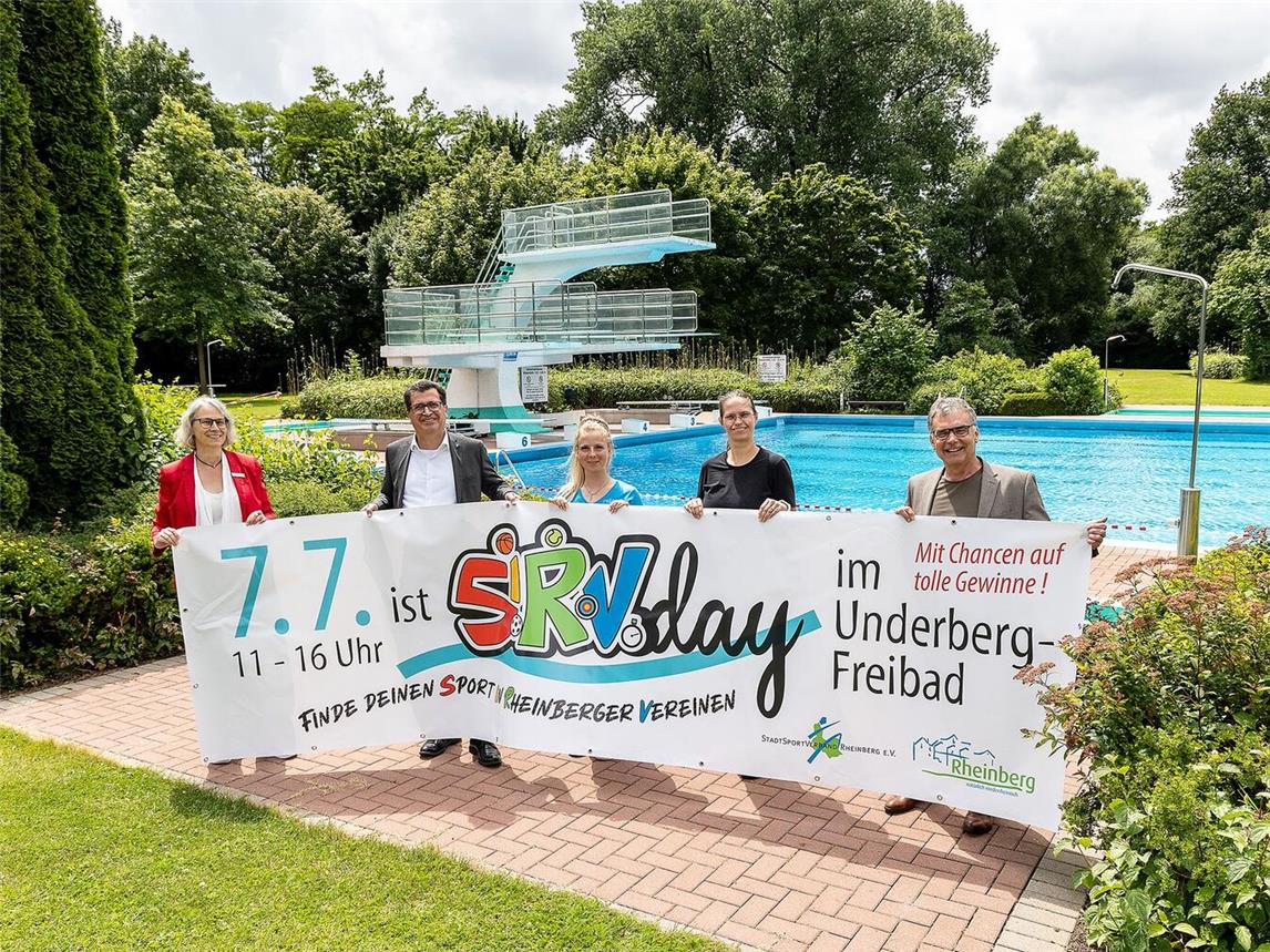 Auf weitere Anmeldungen zum SiRVday freuen sich: Andrea Kabs-Schlusen (Sparkasse am Niederrhein), Frank Tatzel (erster Vorsitzender Stadtsportverband), Lena Hollick (stellvertretende Badebetriebsleiterin), Stefanie Kaleita (stellvertretende Fachbereichsleiterin Schule-Sport-Kultur) und Bürgermeister Dietmar Heyde.Foto: Peter Meulmann