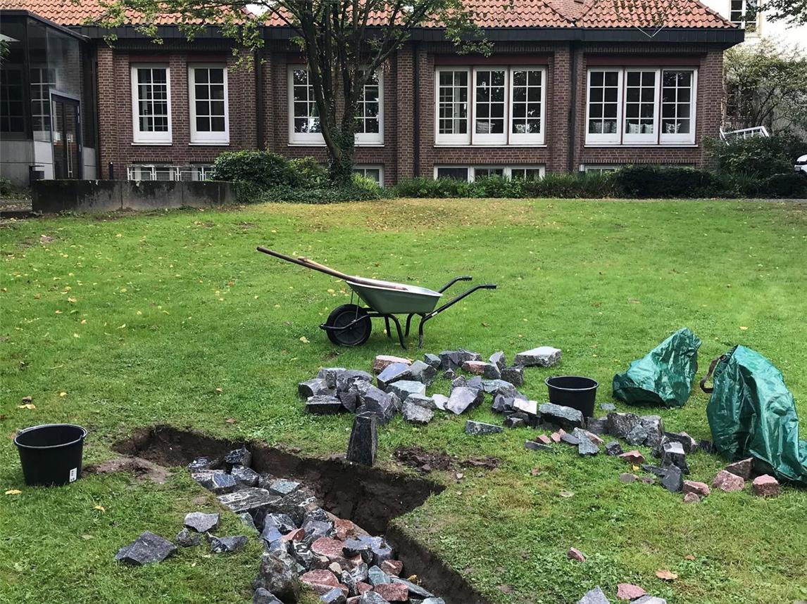 Aufbau von Ja Jess im Museumsgarten Goch.