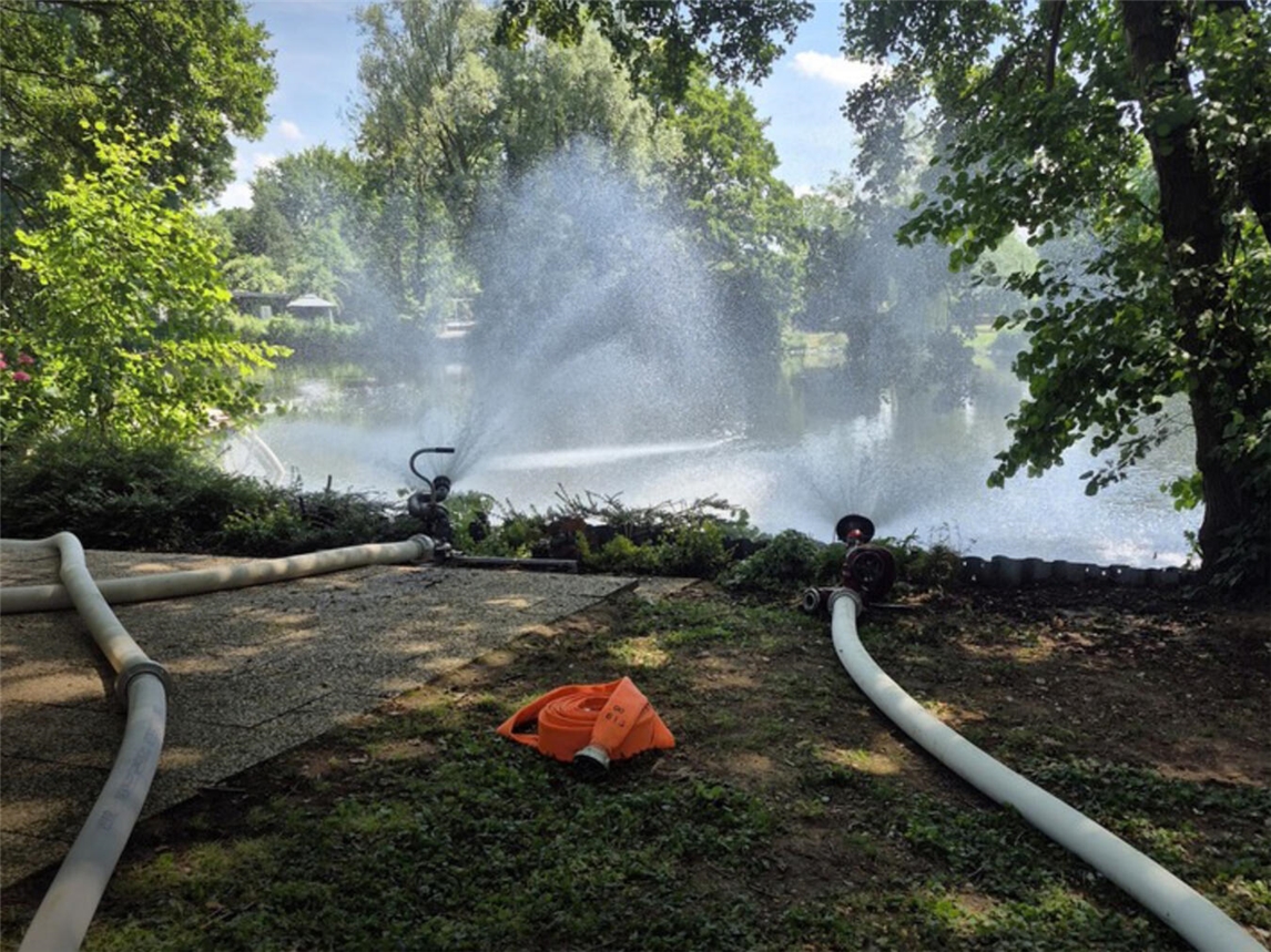 "Feuerwehr Rheurdt beim Aufbau von Pumpen und Wasserwerfern an den Kaplanskuhlen, Einsatzfoto"