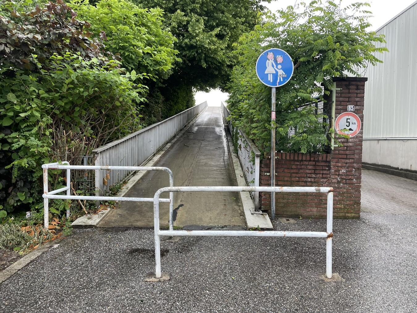Auffahrt zur Fußgängerbrücke, die die Stadtteile Leegmeer und Speelberg mit den Gewerbegebieten verbindet. Foto: Stadt Emmerich