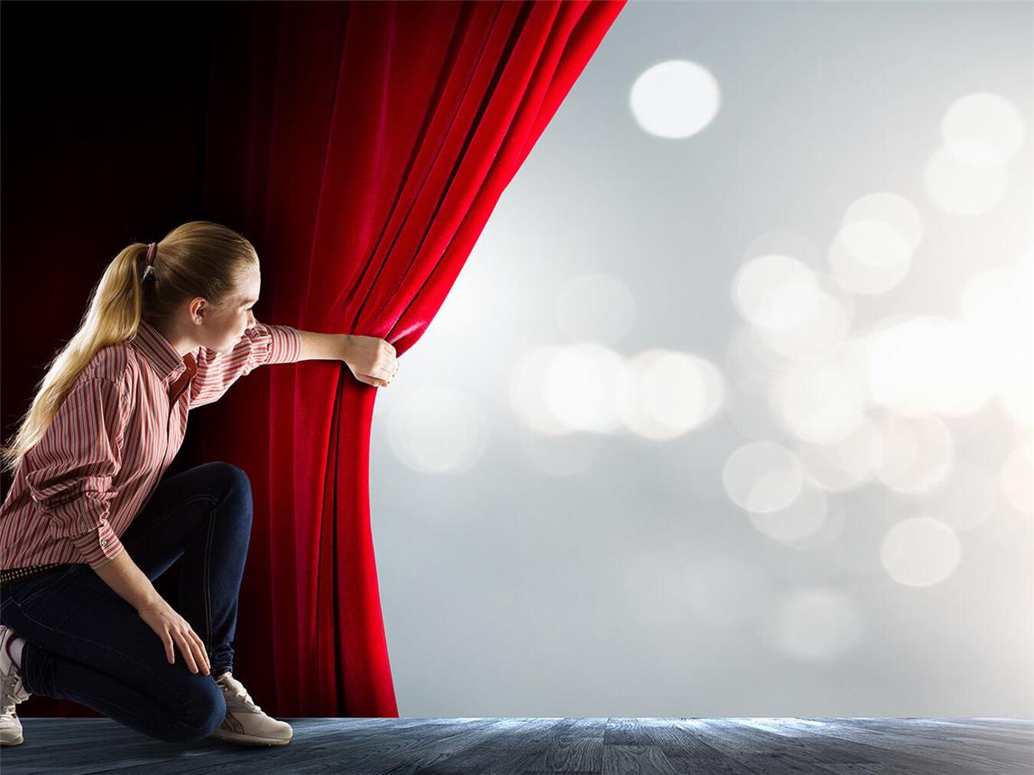 Aufführende sind die Mitglieder der Unter- und Mittelstufen-Theater des Gymnasiums Kevelaer.