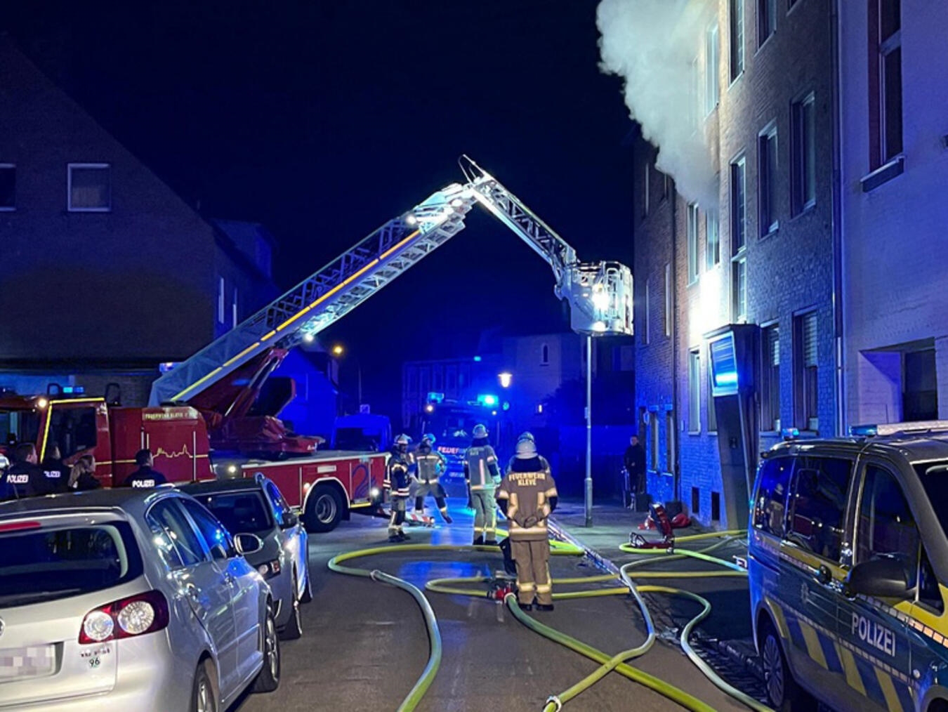 "Feuerwehr Kleve bekämpft Gebäudebrand, Alarmstufe B3, bei Nacht"
