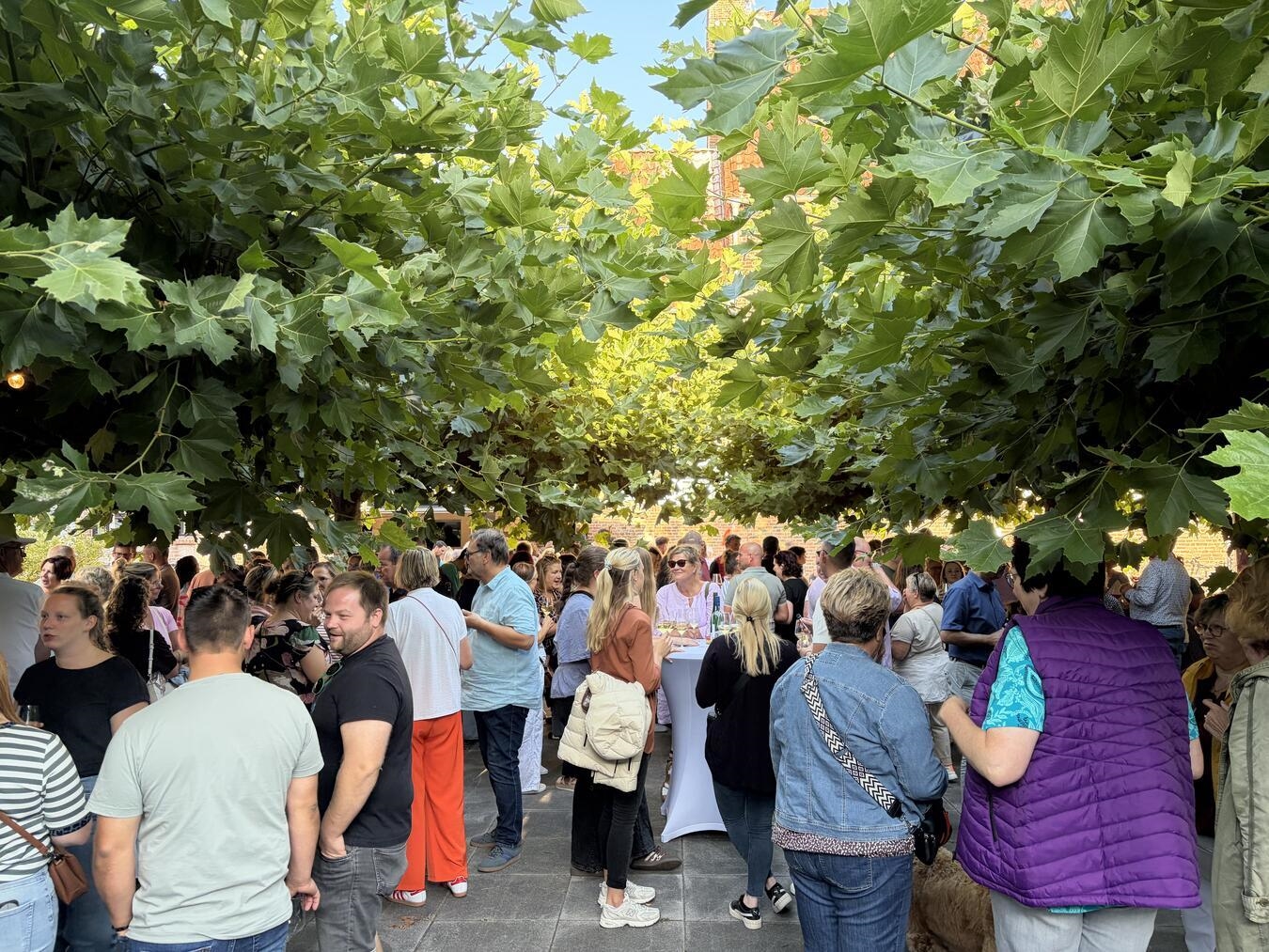 "Museumsplatz Kranenburg Veranstaltung, Menschen genießen lebendigen öffentlichen Raum"