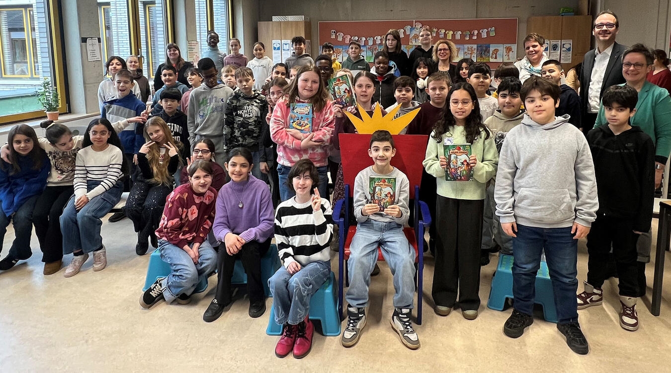 Auftakt in Geldern: Die Juroren mit den Schülern der Klassen 4a und 4b und ihren Lehrerinnen beim Besuch in der Albert-Schweitzer-Grundschule.NN-Foto: ak