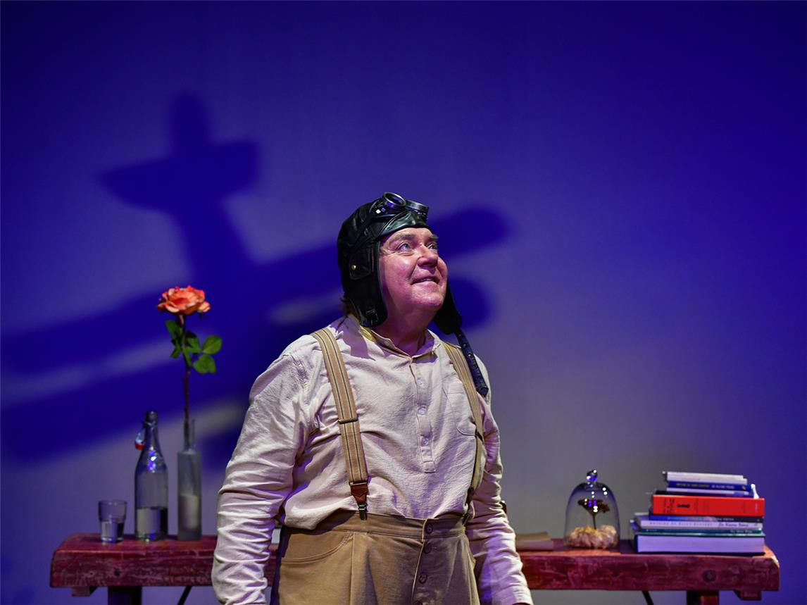 Auftritte des Theaters mini-art finden im Rahmen der Landpartie in der Steinwerkstatt Lepper in Wemb statt. Das Foto zeigt Sjef van der Linden in der Rolle des kleinen Prinzen.Foto: eve
