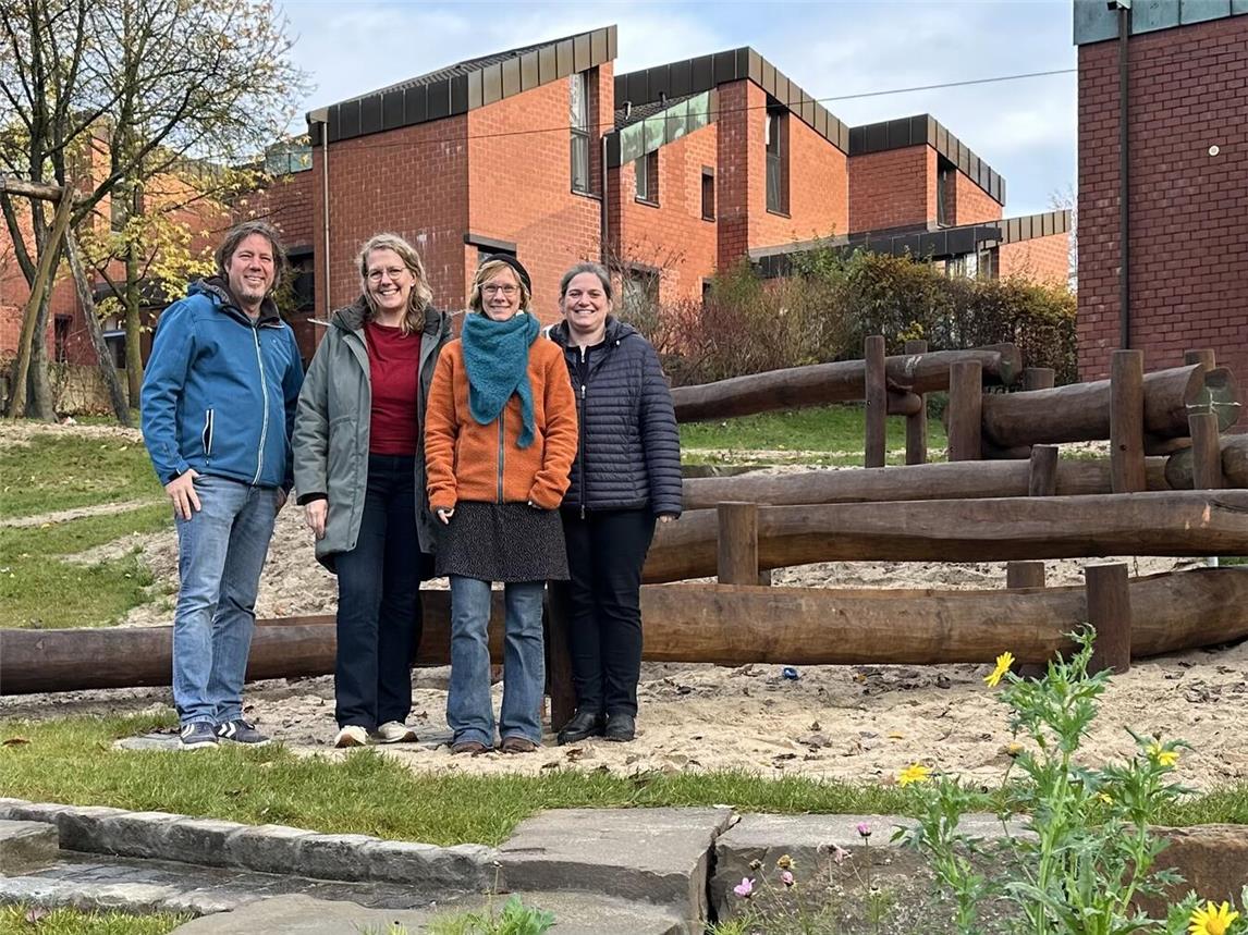 Aurora Kaas-Geschäftsführerin Manon ten Dam (2.v.l.) und Aurora-Mitarbeiterin Esther Halfmann (3.v.l.) informieren sich bei den SOS-Bereichsleitungen Clemens Selter und Rebecca Osterkamp über die Nachhaltigkeitsprojekte im SOS-Kinderdorf in Kleve-Materborn. Foto: SOS-Kinderdorf Niederrhein / Katrin Wißen
