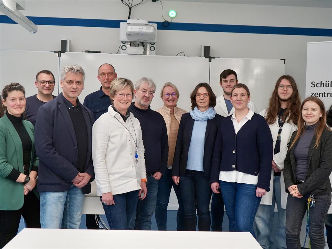 Aus Begeisterung an dem Projekt haben fünf Grundschulen, das Berufskolleg Kleve und das angegliederte Schülerfoschungszentrum ihre Zusammenarbeit jetzt in einer Kooperationsvereinbarung festgehalten. Foto: Natascha Verbücheln/Berufskolleg Kleve