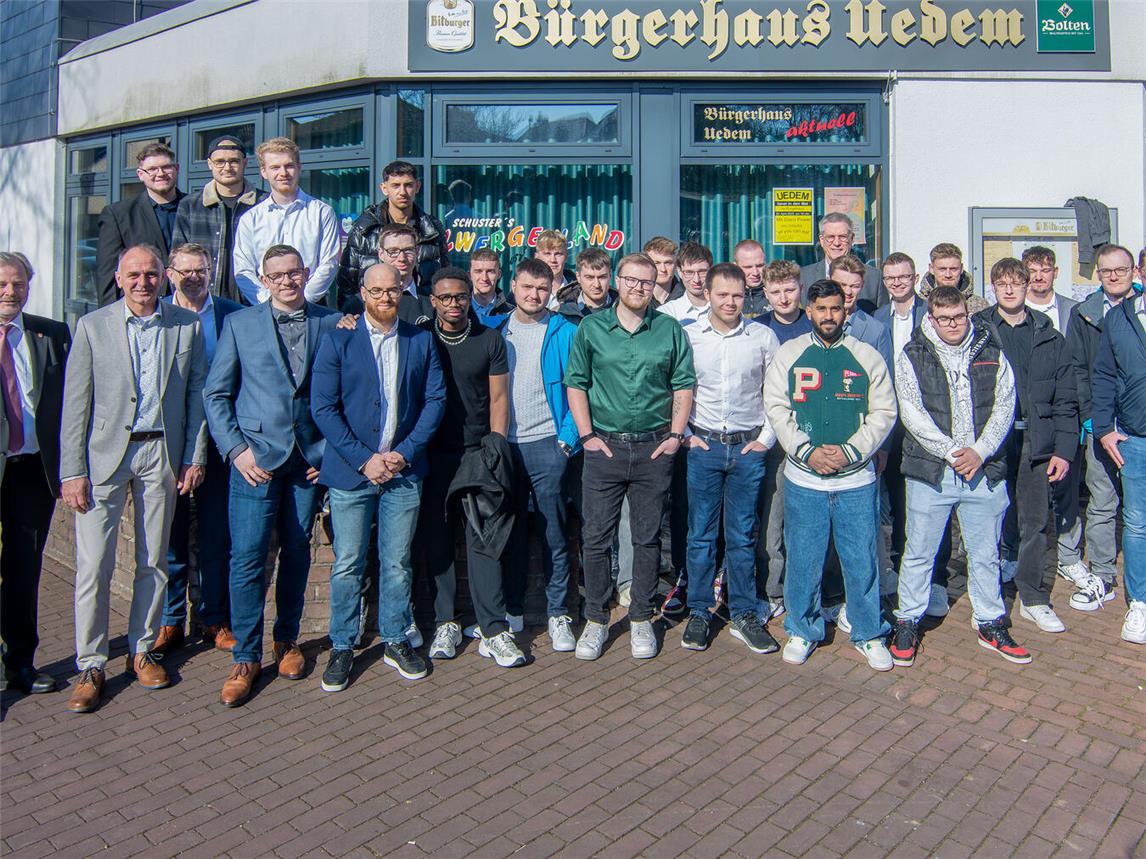 Aus Geldern erhielten 33 Prüflinge ihre Gesellenbriefe mit Prüfungszeugnis. NN-Fotos: Gerhard Seybert